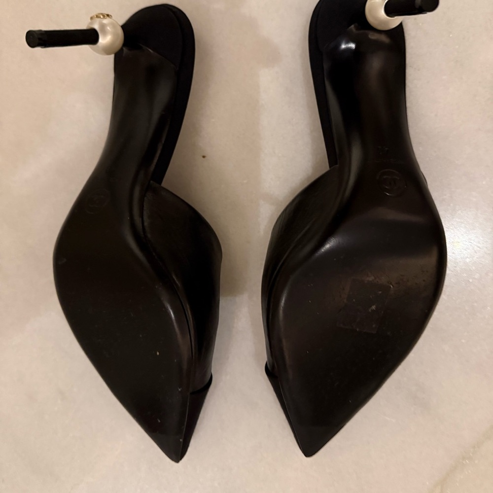 CHANEL Elegant Black Heels with Pearl Accent - Picture 6 of 9